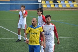 Panucci, junto a un defensor del Sueca.