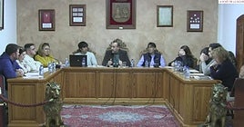 Momento del pleno municipal en el Ayuntamiento de La Font de la Figuera.
