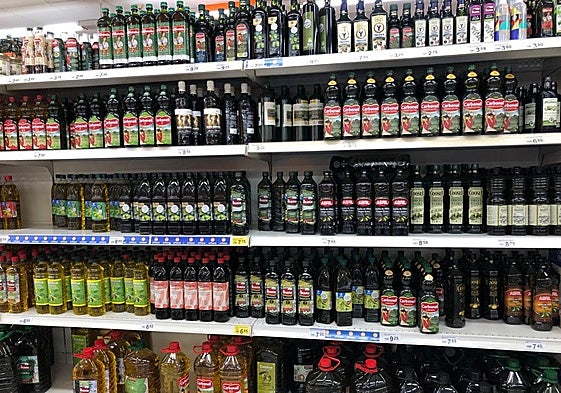 Botellas de aceite de oliva en un supermercado.
