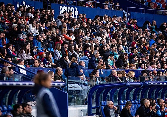 Aficionados disfrutan del partido en el Ciutat de València