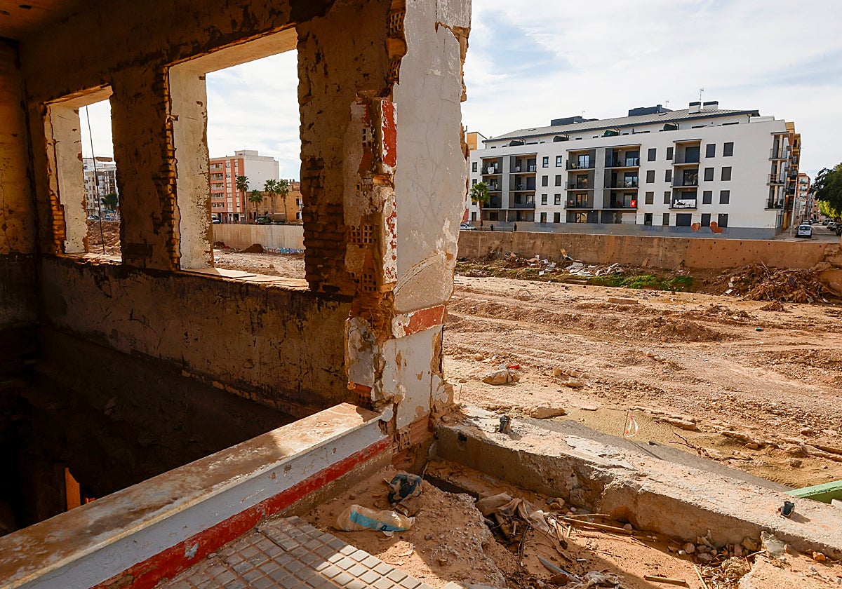 Destrozos de la dana en un edificio de Paiporta junto al cauce del Poyo.