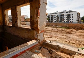 Destrozos de la dana en un edificio de Paiporta junto al cauce del Poyo.