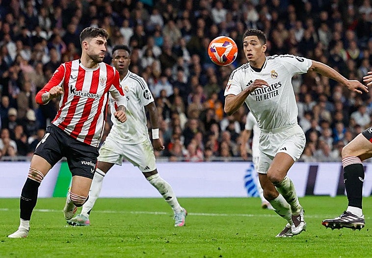 Jude Bellingham disputa un balón a Unai Núñez en un partido en el Santiago Bernabéu.