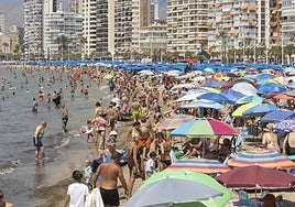 Una de las playas de Benidorm llenas durante el verano.
