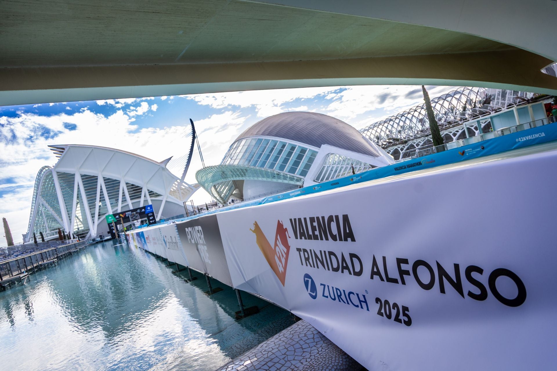 Fotos: Valencia se pone guapa para el Maratón 2025
