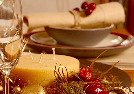 Mesa adornada para celebrar la Navidad.
