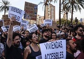 Miles de personas se manifiestan por el acceso a la vivienda, en Valencia, en octubre de 2024.