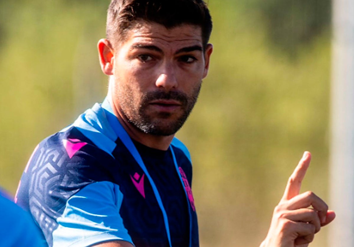 Álvaro del Moral da indicaciones en un entrenamiento