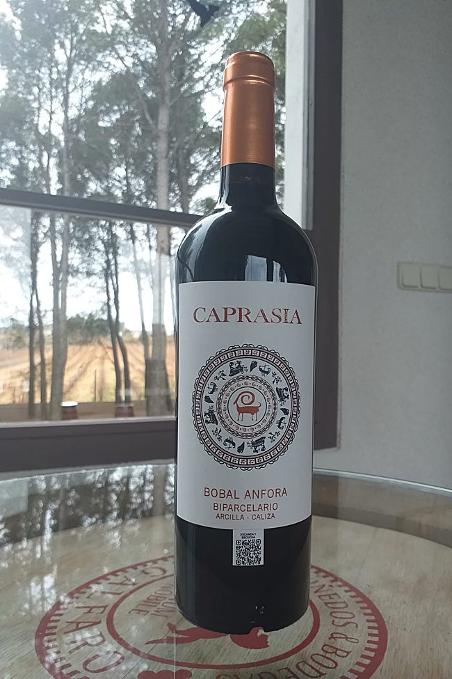 El vinos Caprasia con su QR.