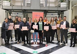 La alcaldesa de Quart, Cristina Mora, con los beneficiarios de las ayudas.