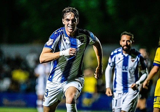 Carlos Espí celebra el gol definitivo ante el Orihuela.