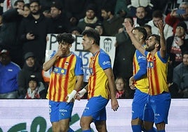 Los jugadores del Valencia, en Vallecas.
