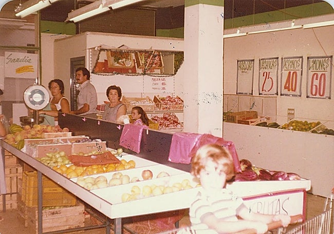 Interior de la primera tienda en Alaquàs, en 1975.