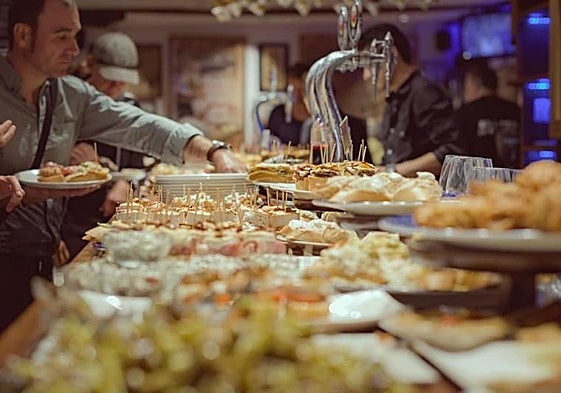 Barra de bar con un amplio surtido de tapas y pinchos.
