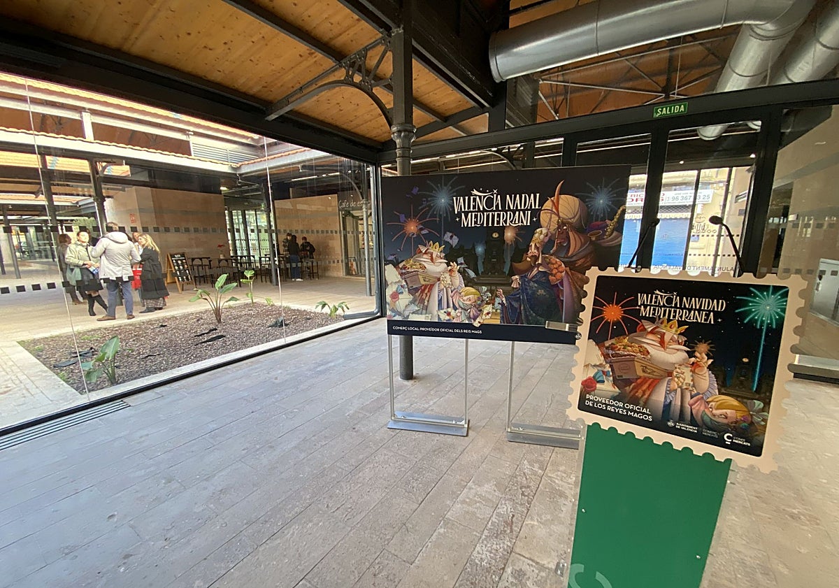 Imagen principal - El adelanto de las luces de Navidad y el Black Friday dejan un reventón de compras en Valencia