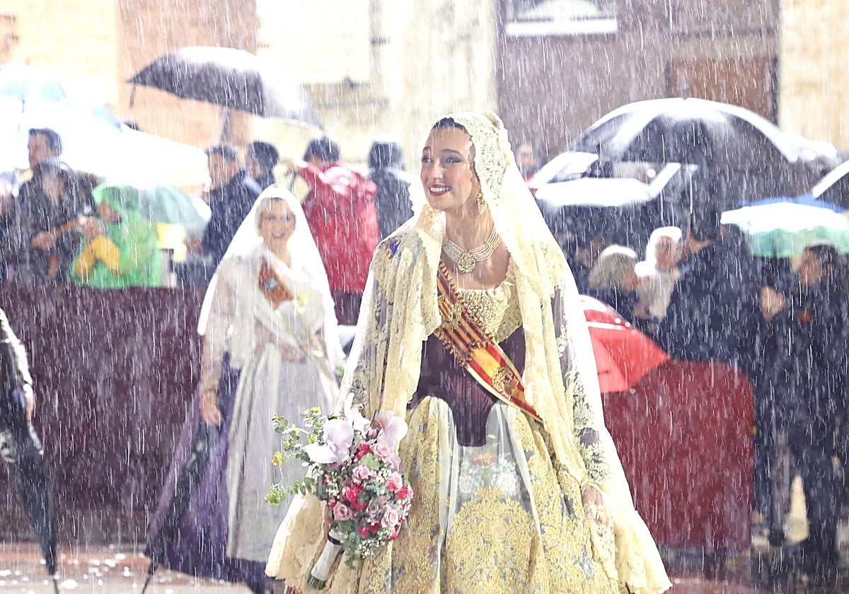 Momento del desfile de Berta Peiró, fallera mayor de Valencia 2025, en la Ofrenda a la Mare de Déu.