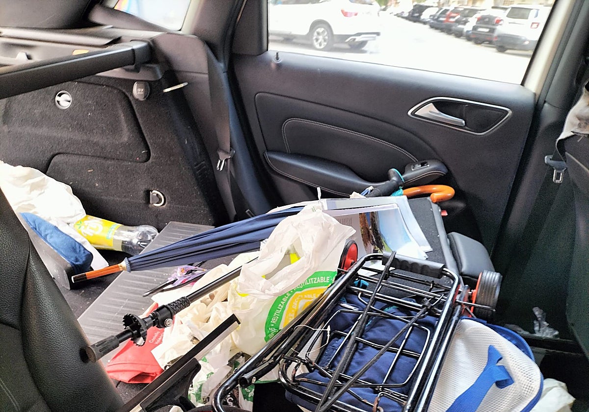 Imagen principal - Coche registrado por un delincuente; vecinos afectados por los robos y un coche donde figura un cartel advirtiendo a los ladrones que no tienen objetos de valor.