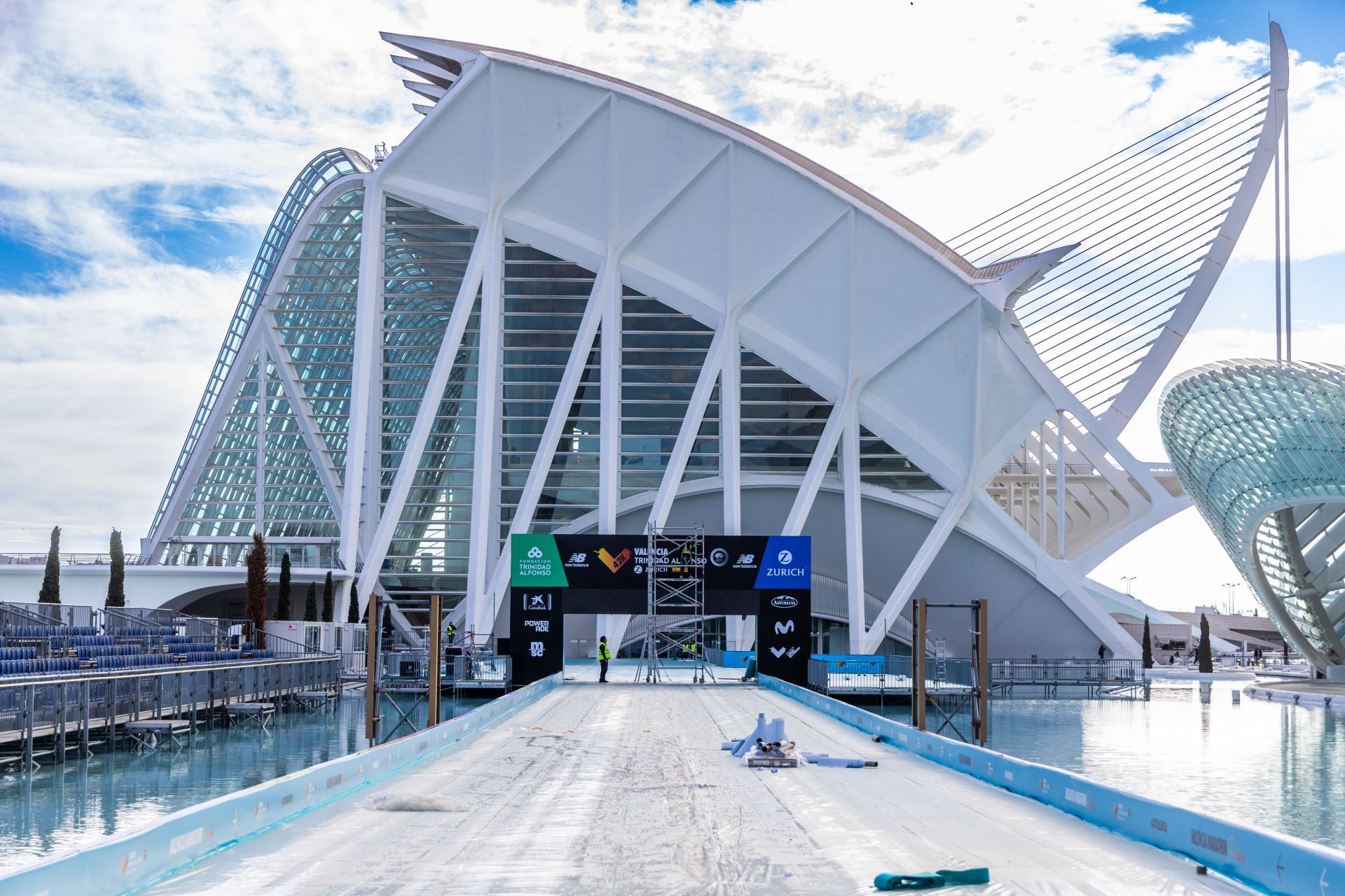 Fotos: Valencia se pone guapa para el Maratón 2025