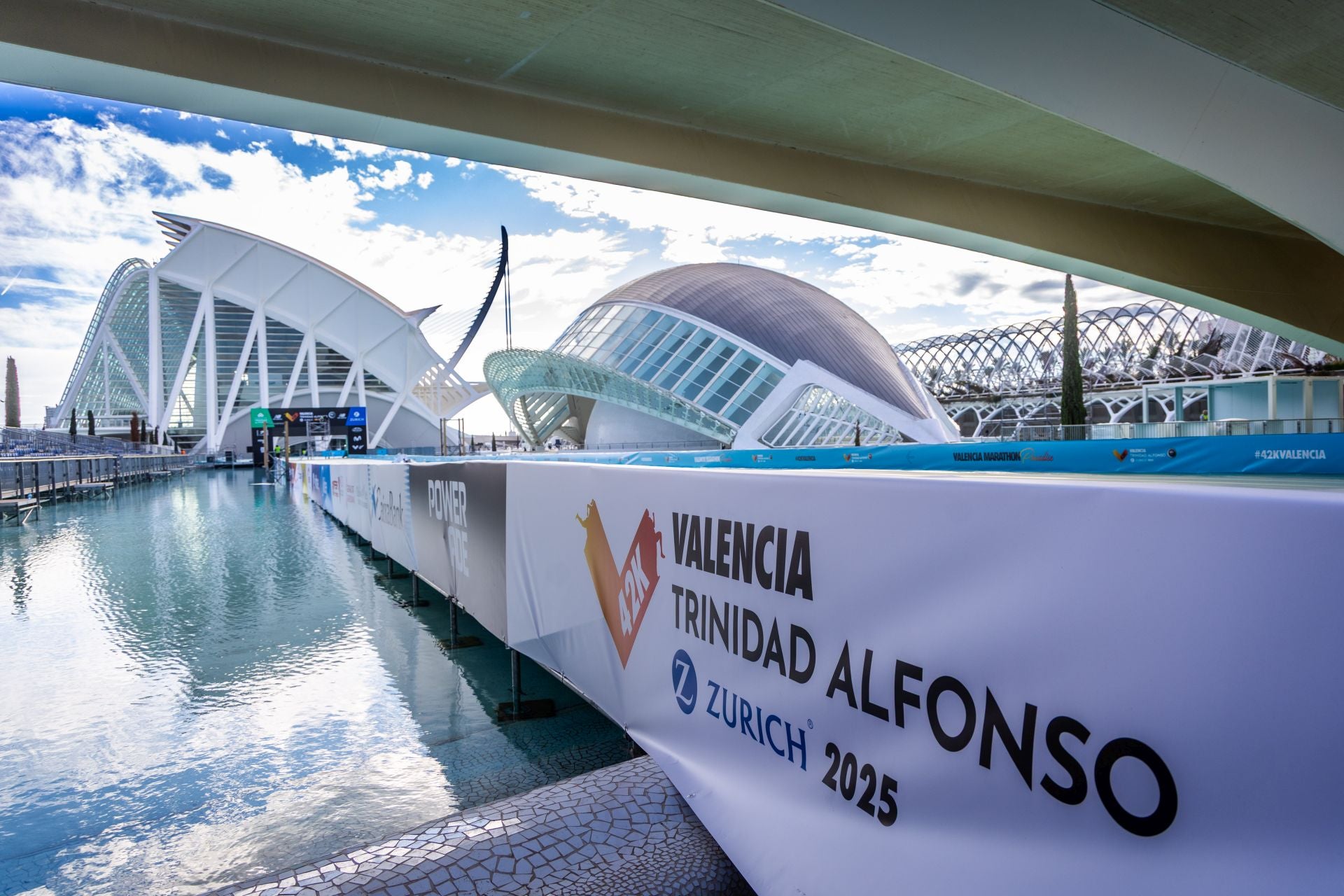 Fotos: Valencia se pone guapa para el Maratón 2025