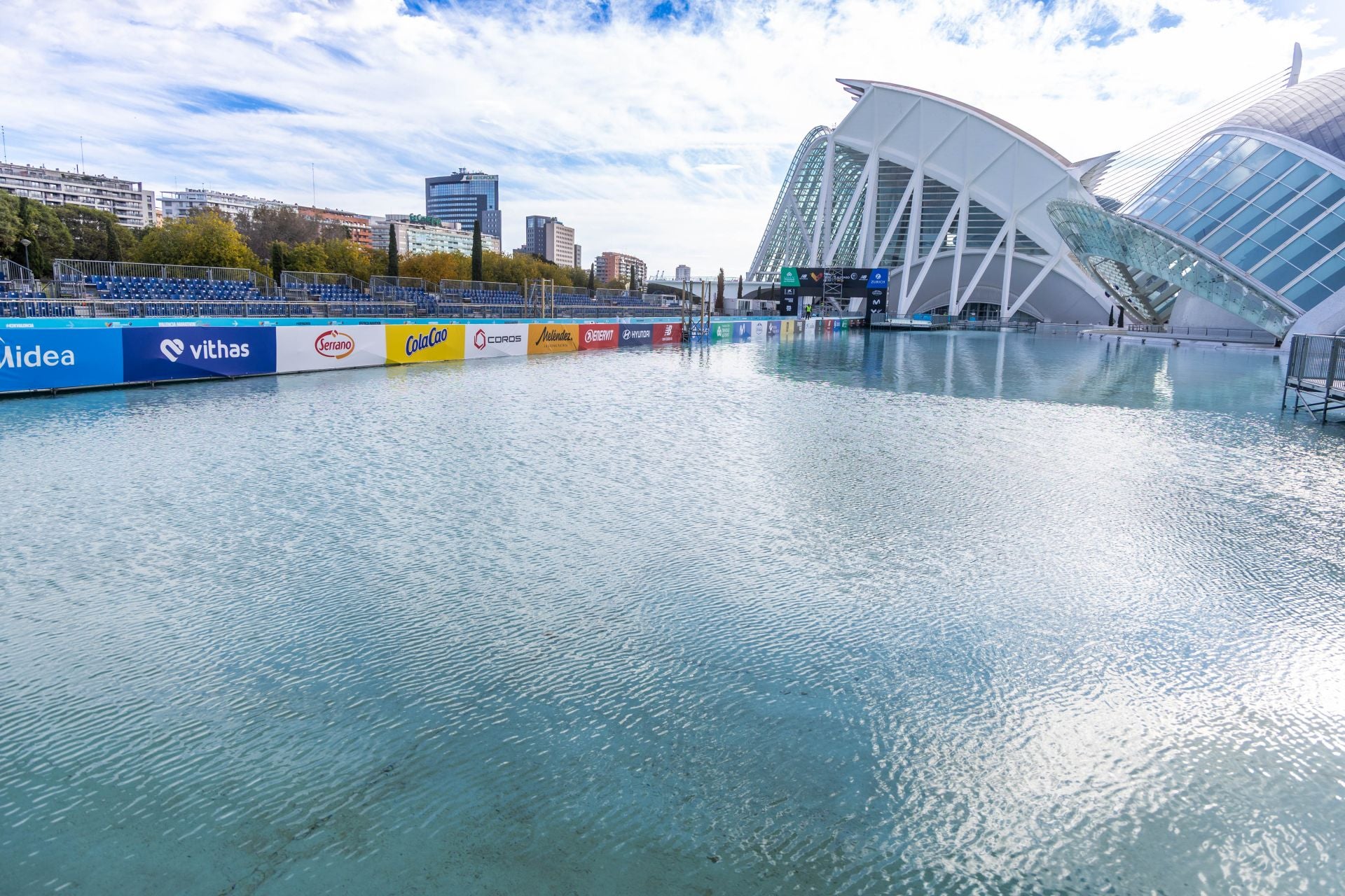 Fotos: Valencia se pone guapa para el Maratón 2025