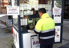 Un vendedor de la ONCE en una imagen de archivo.