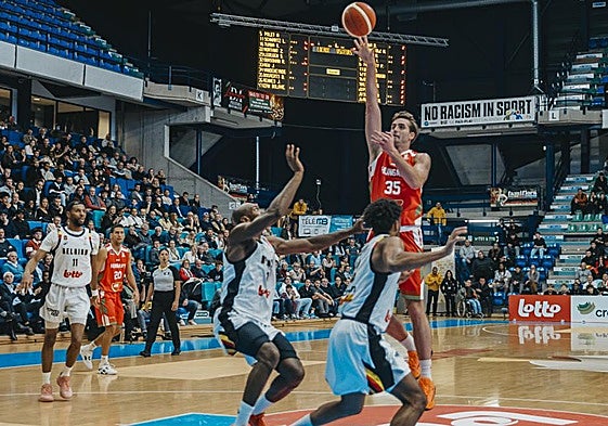 Reuvers lanza a canasta durante el partido contra Bélgica.