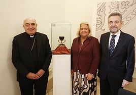 El arzobispo, María José Ferrer y Carlos Alfonso, junto a una réplica del Santo Cáliz
