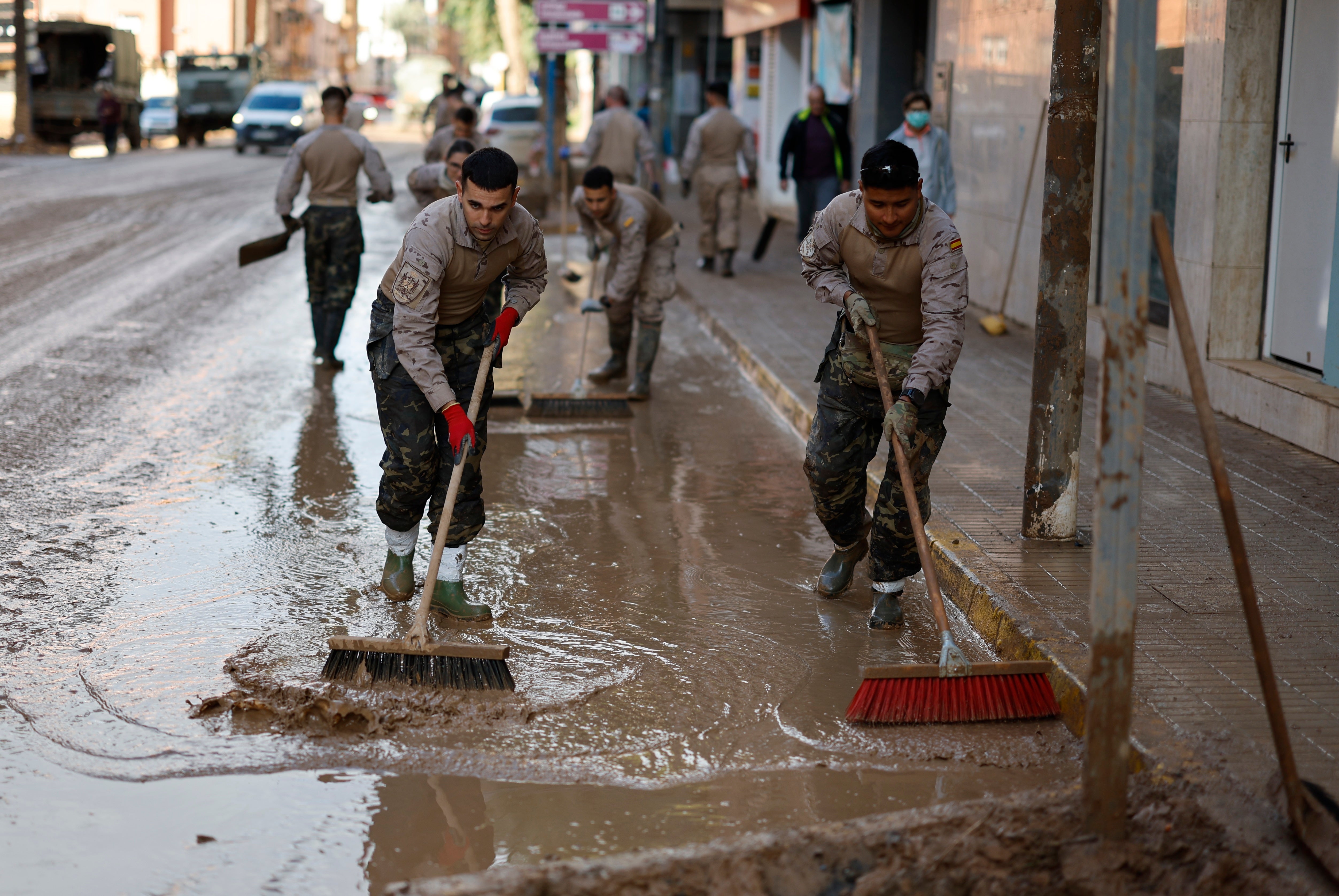 Dos militares limpian el barro tras la dana del 29-O.