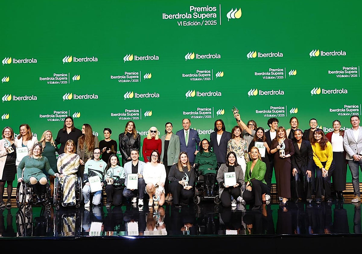 El club Gimnasia Rítmica Paiporta recibe su premio en la ceremonia