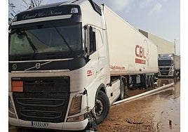 Imagen del estado en que quedó un camión tras la dana en Castellar-l'Oliveral