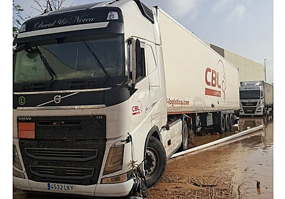 Imagen del estado en que quedó un camión tras la dana en Castellar-l'Oliveral