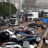 Montañas de coches siniestrados por la dana apilados en la pista de Silla.