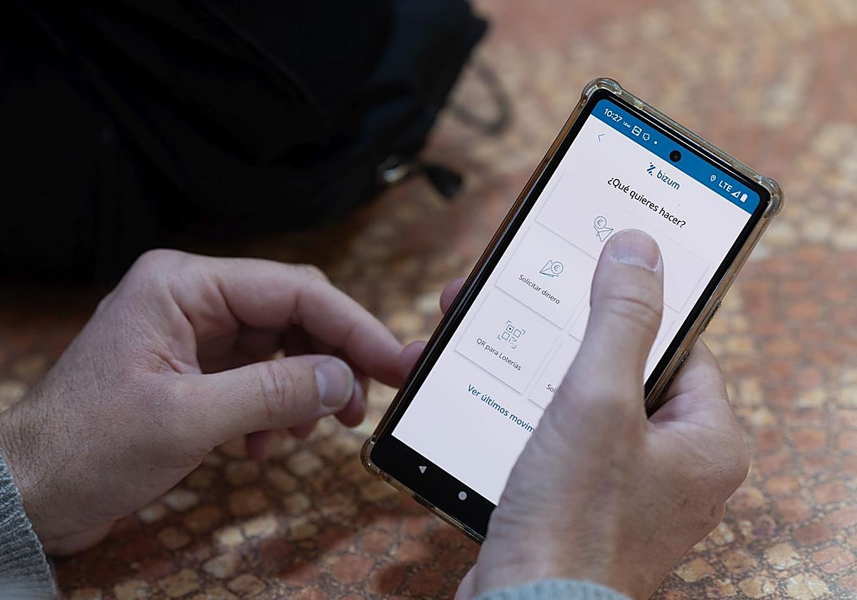 Una persona manda un bizum, en una imagen de archivo.