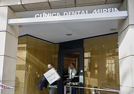 Dos de los investigadores de la Policía salen de la clínica tras el registro.