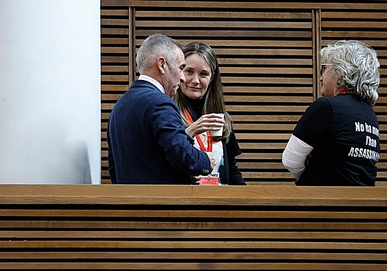 Miguel Barrachina charla con representantes de las asociaciones de víctimas de la dana.
