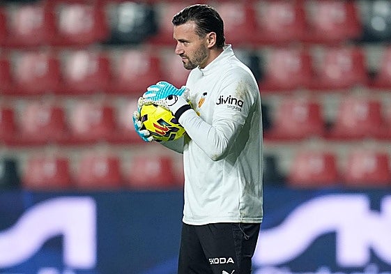 Stole Dimitrievski, calentando en la previa de un partido de Liga del Valencia.