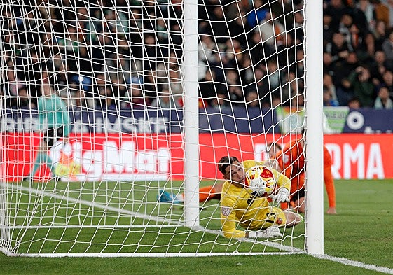 Marc Dolz, portero del Torrent, observa con amargura como entra el segundo golazo de Riquelme para el Betis.