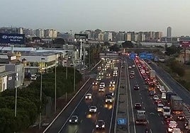Un accidente en la rotonda de los Anzuelos colapsa la entrada a la Pista de Silla