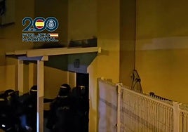 Entrada de la policía al chalet