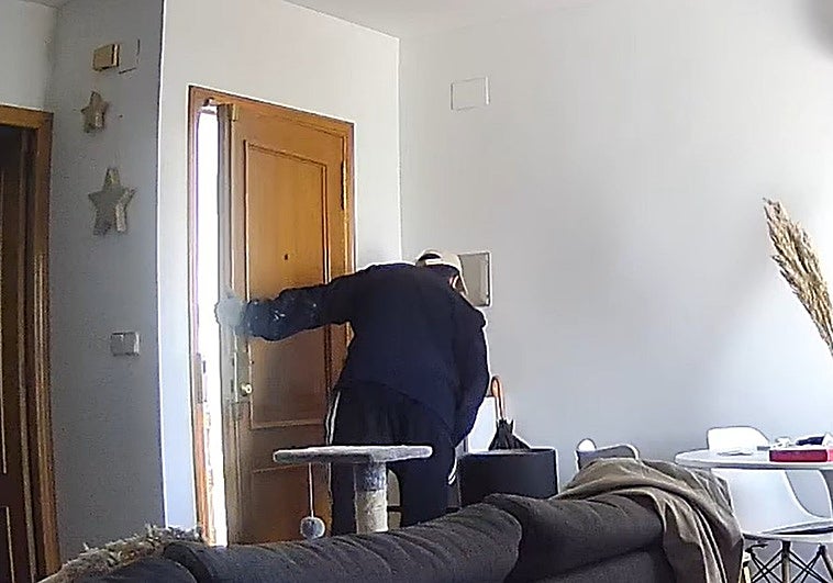 El presunto envenenador de Requena antes de abandonar el domicilio tras introducir arsénico en la soja.