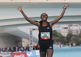 Amane Beriso a su llegada a meta como ganadora del Maratón de Valencia 2023.