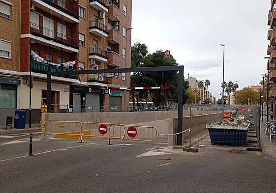 Acceso al paso inferior donde se observa el nuevo muro.