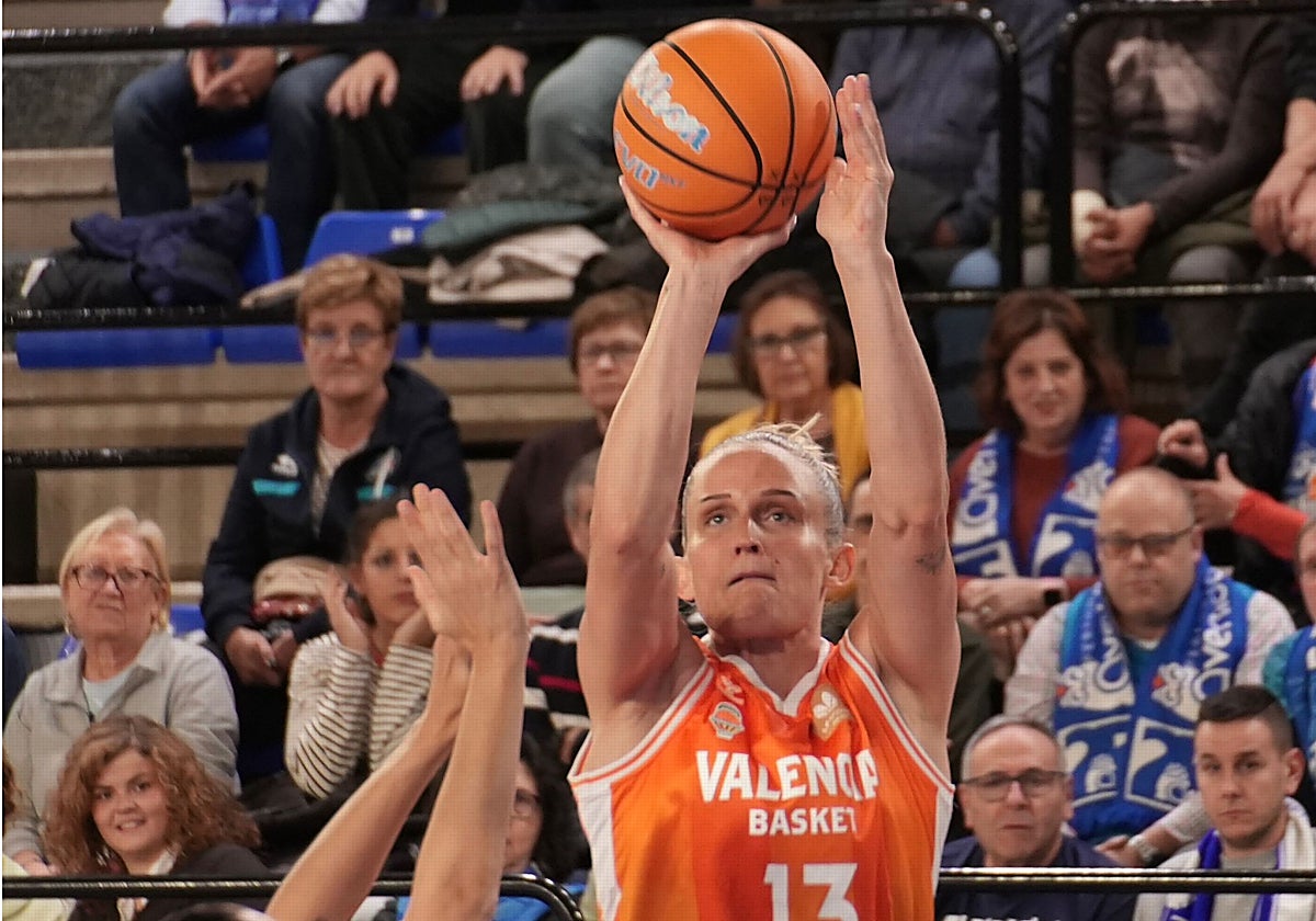 Leo Fiebich lanza a canasta durante el partido en Salamanca.