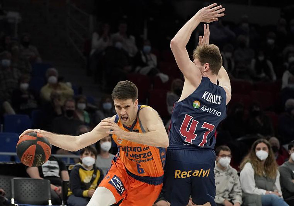 Xabi López-Arostegui en una acción en el Buesa Arena, pabellón que no podrá pisar el domingo.