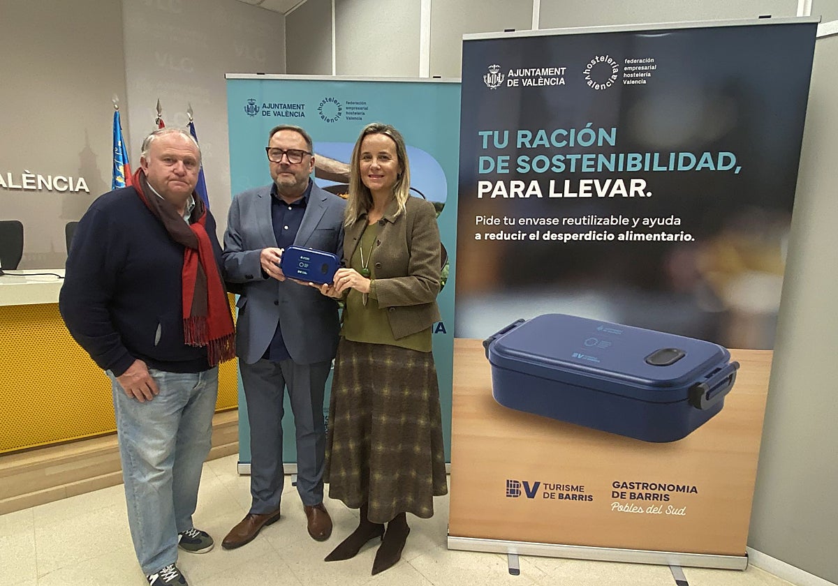 La concejala de Turismo, Paula Llobet, el presidente de la Federación de Hostelería de Valencia, Manuel Espinar, y el autor de la guía gastronómica, Pedro Mocholí.