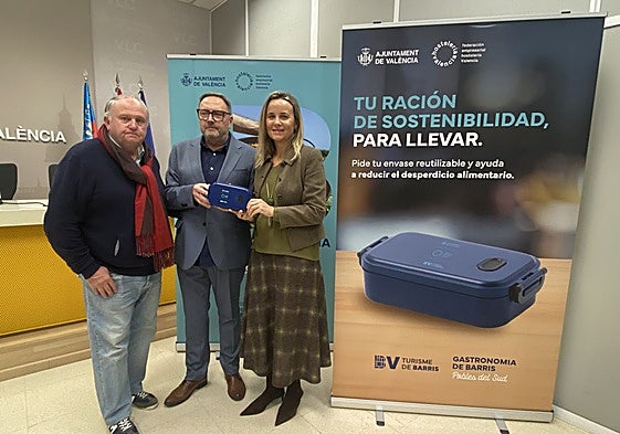 La concejala de Turismo, Paula Llobet, el presidente de la Federación de Hostelería de Valencia, Manuel Espinar, y el autor de la guía gastronómica, Pedro Mocholí.