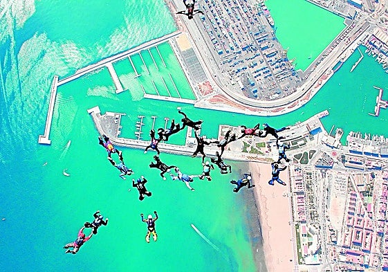 La dársena antigua se convirtió en una marina deportiva.