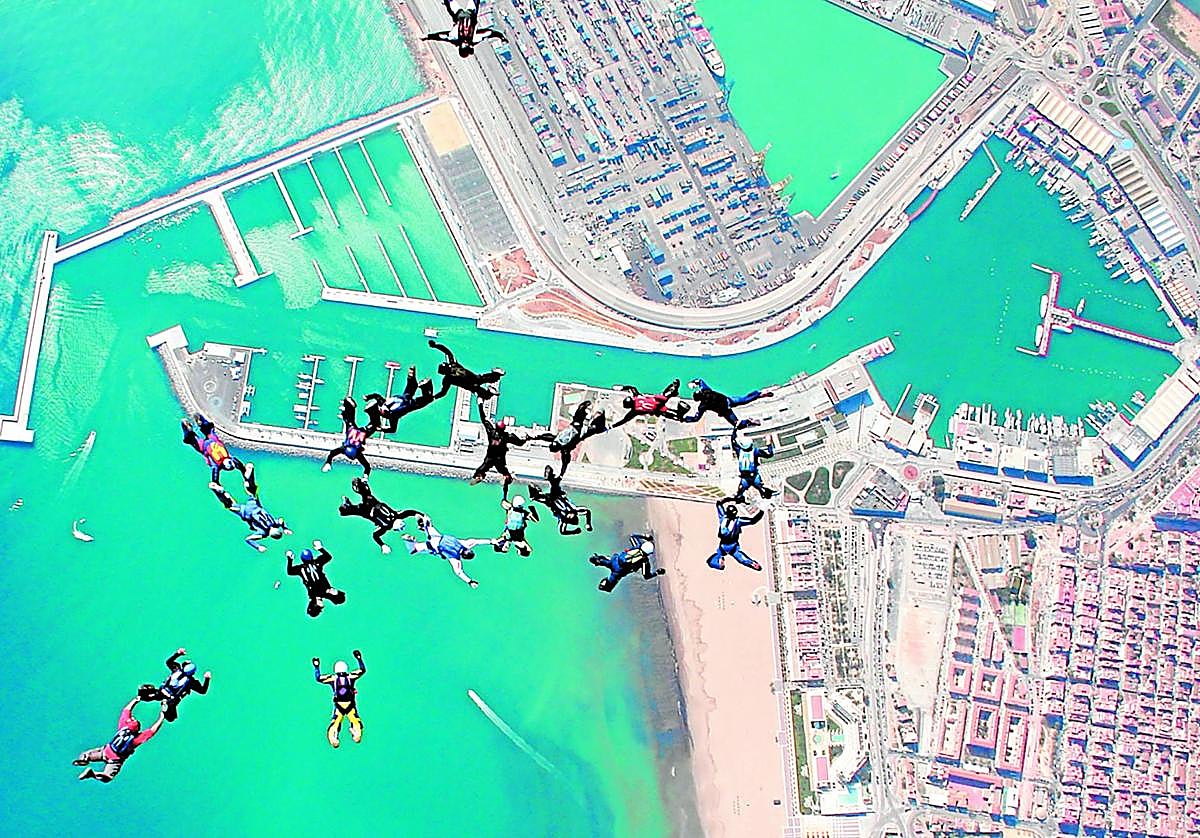 La dársena antigua se convirtió en una marina deportiva.