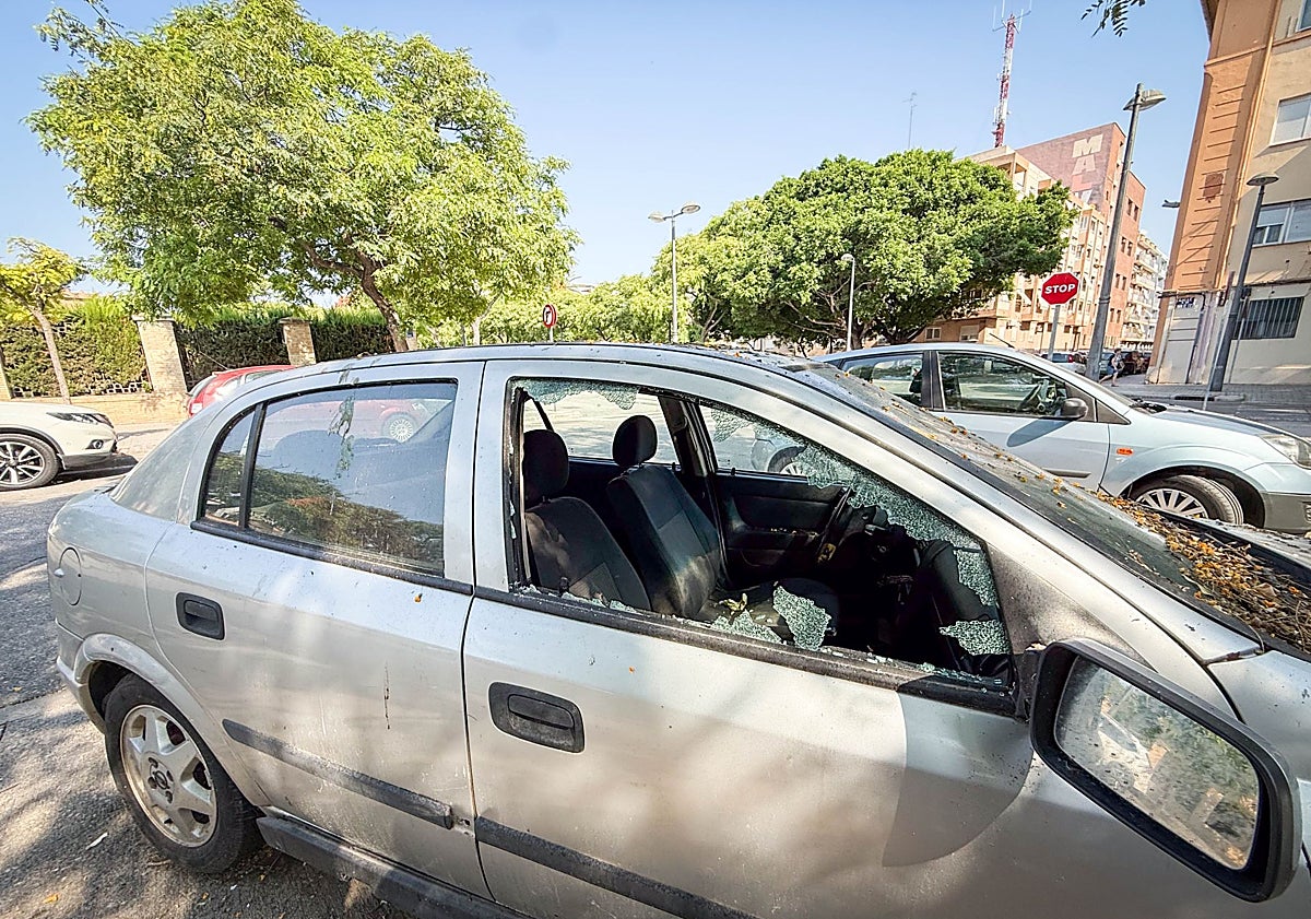 Imagen principal - Coche con los cristales y el retrovisor rotos, este verano. 