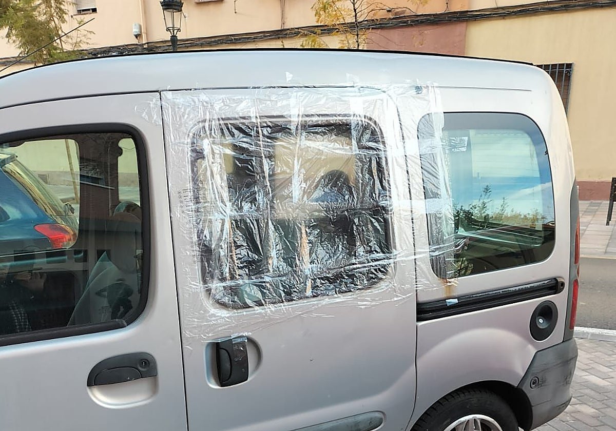 Cristales de una furgoneta que rompió un delincuente para pasar la noche dentro y refugiarse del frío.